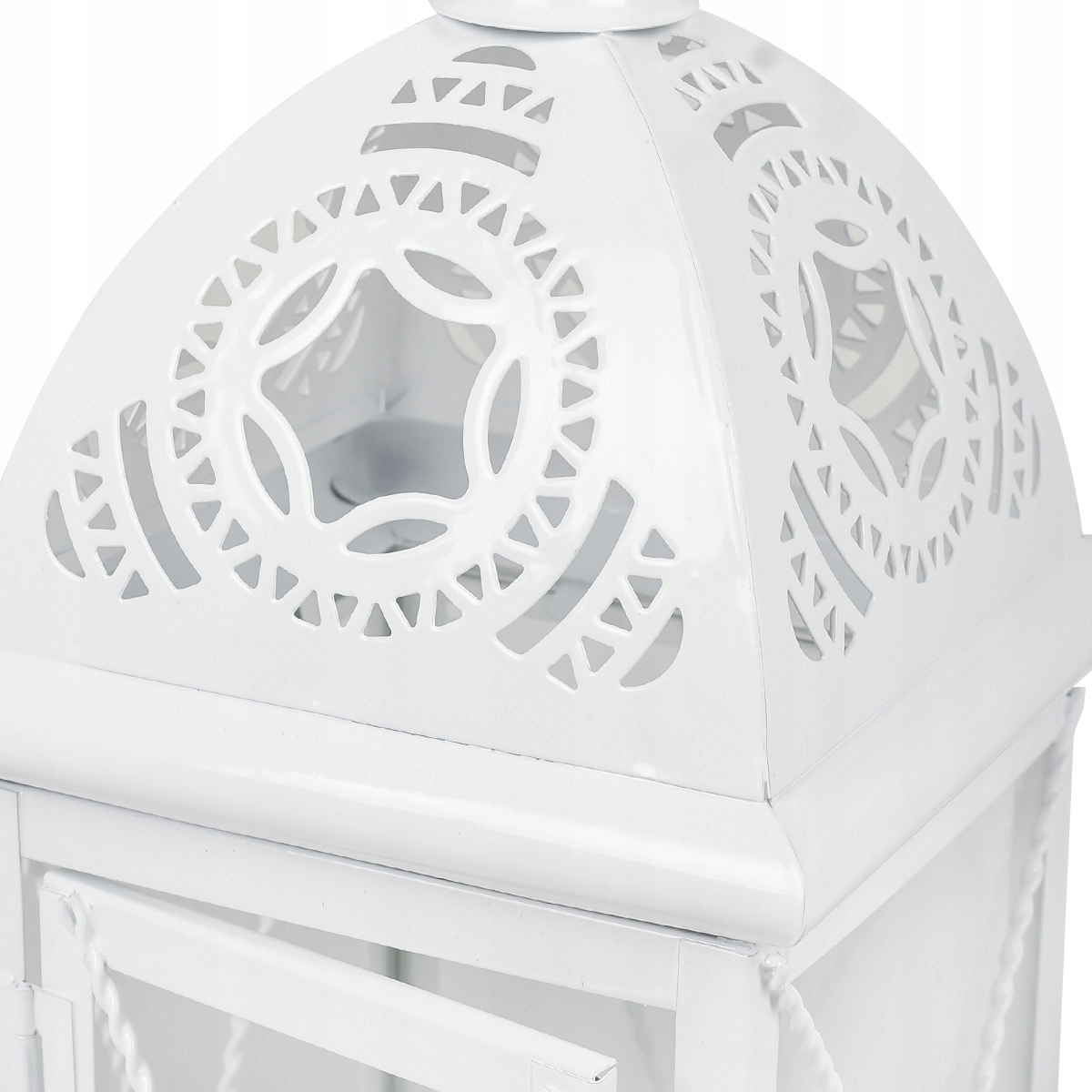 biele-kovove-lampase-detail-vrchnaku-s-vyrezavanym-vzorom